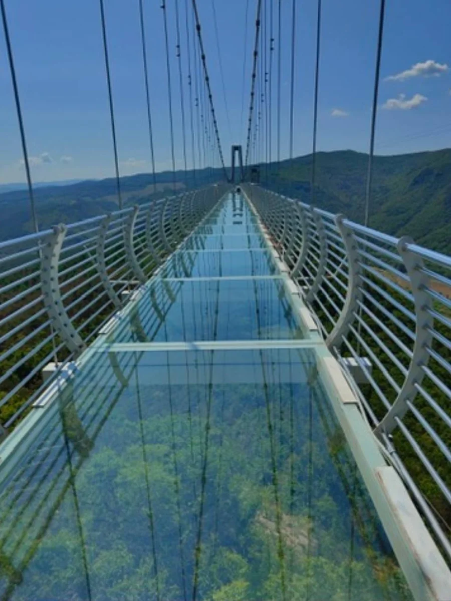 Стеклянный мост 5D: главный проход над горной долиной